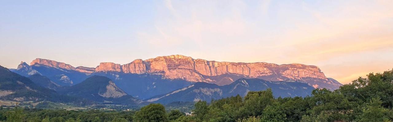 Appartement neuf, avec vue montagnes. Die Extérieur photo