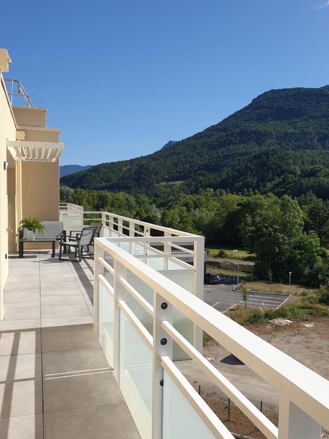 Appartement neuf, avec vue montagnes. Die Extérieur photo