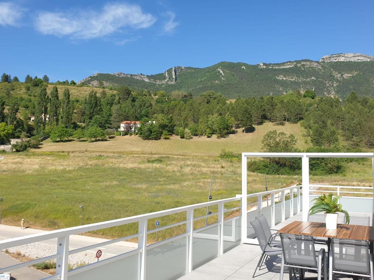 Appartement neuf, avec vue montagnes. Die Extérieur photo