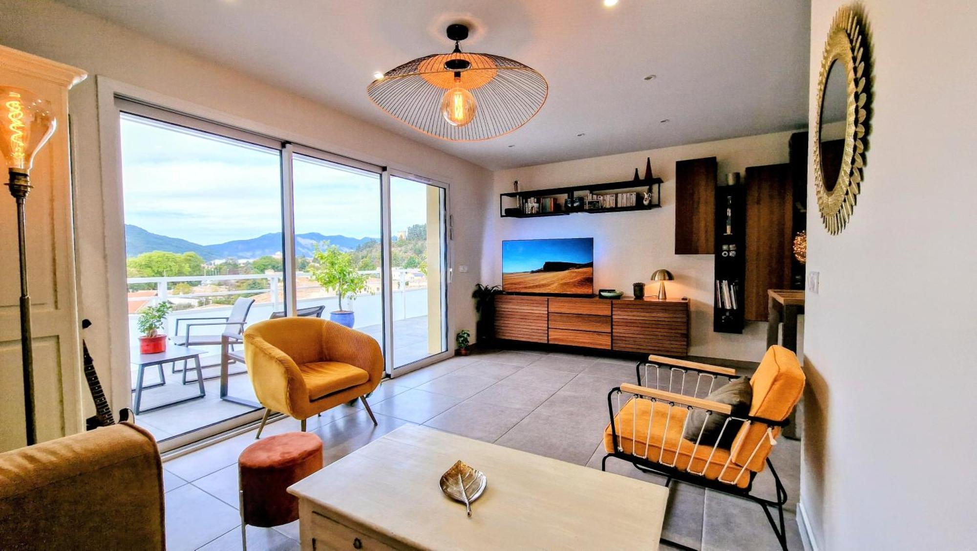 Appartement neuf, avec vue montagnes. Die Extérieur photo