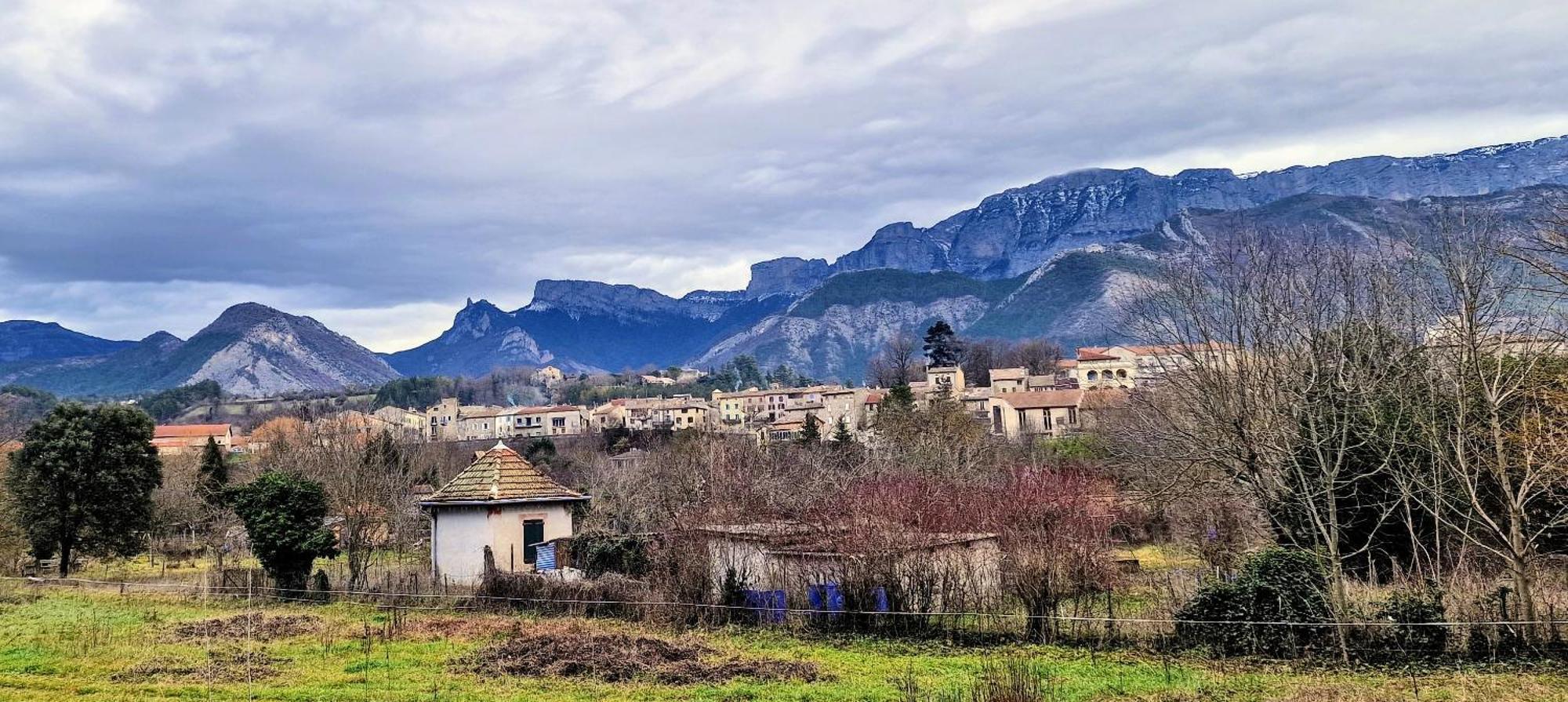 Appartement neuf, avec vue montagnes. Die Extérieur photo