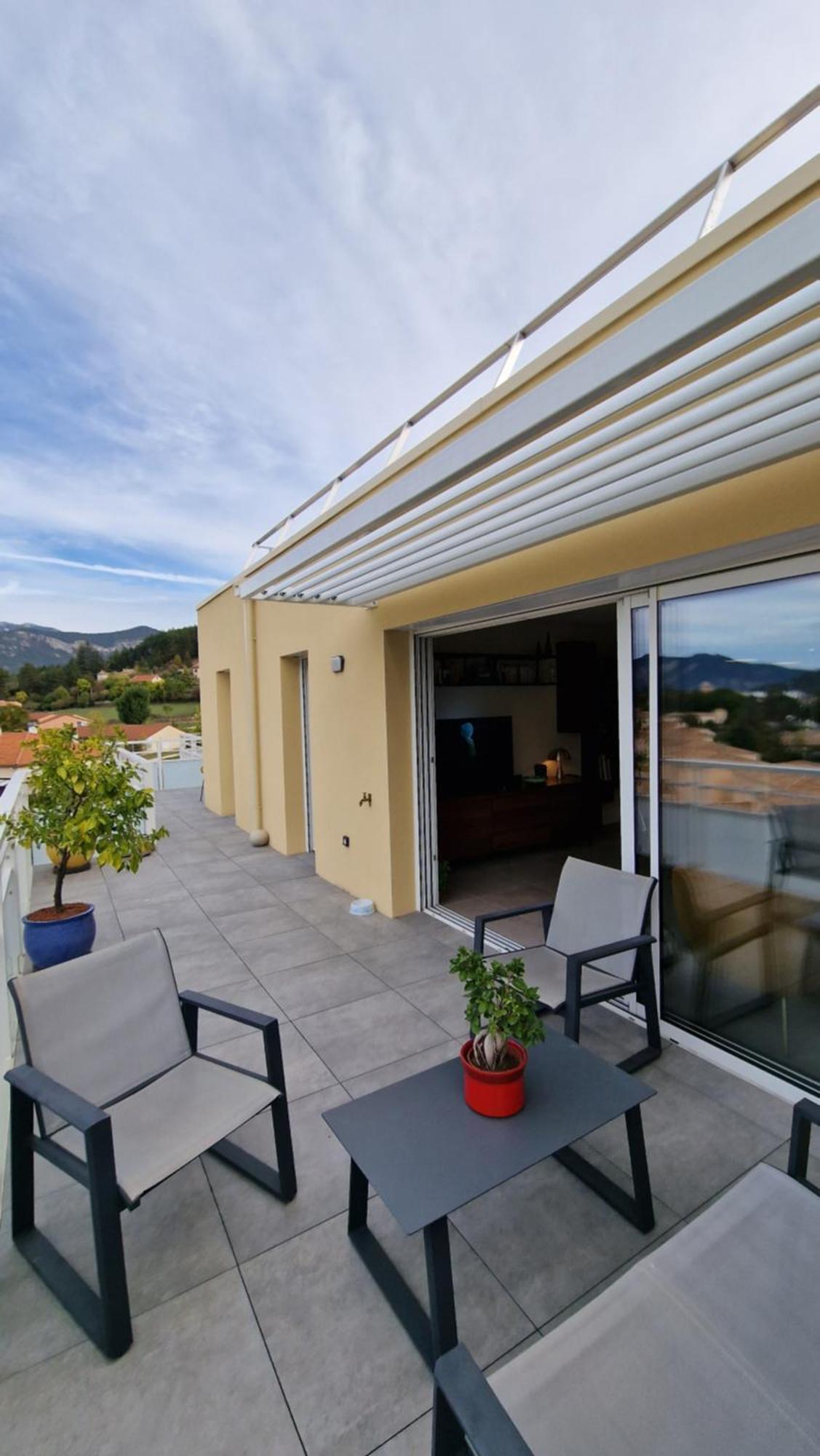 Appartement neuf, avec vue montagnes. Die Extérieur photo