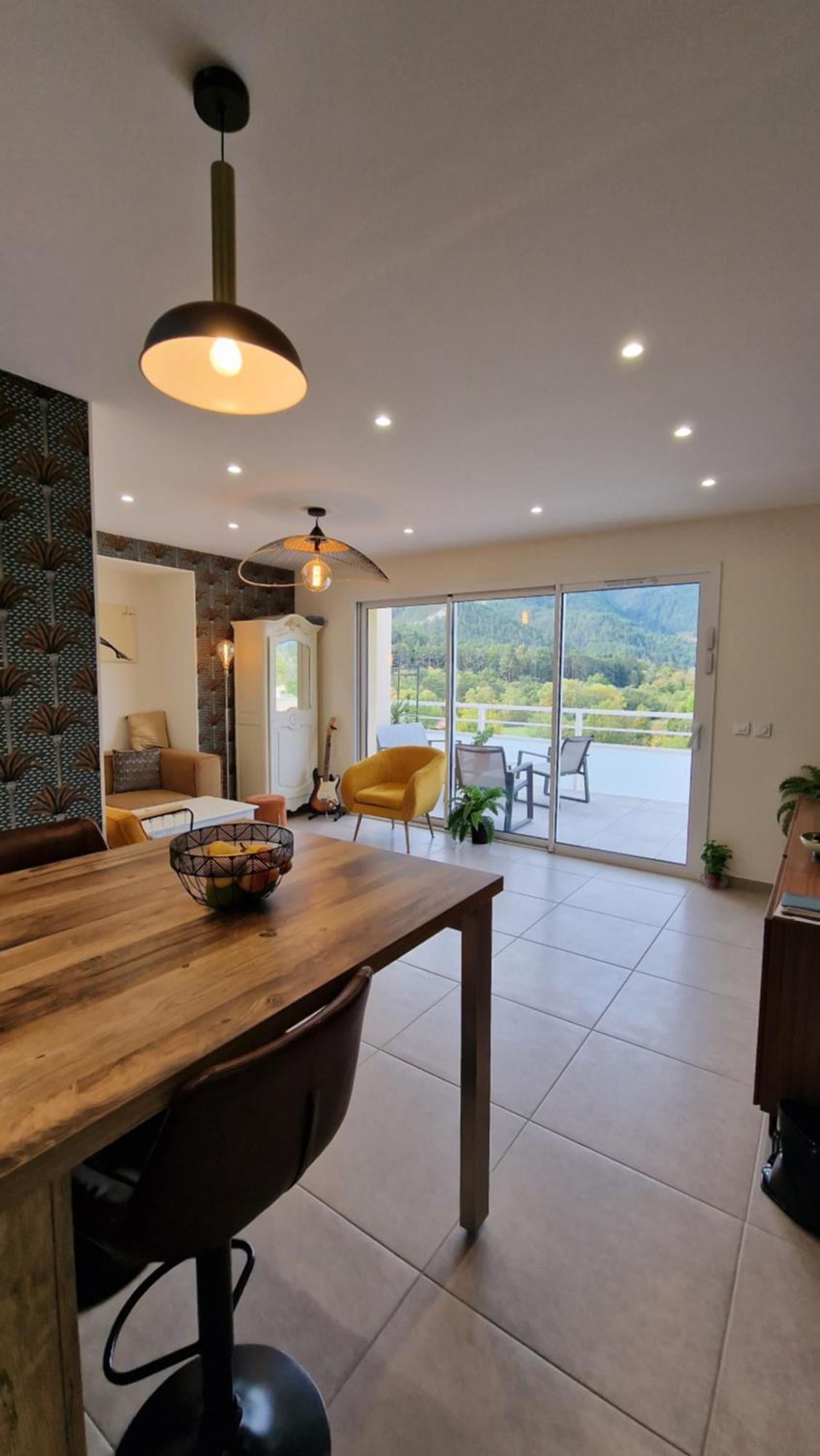 Appartement neuf, avec vue montagnes. Die Extérieur photo